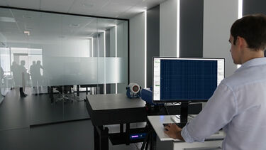 Single-point Laser Doppler Vibrometer in a desktop measurement setup; a person monitors the data in the software.