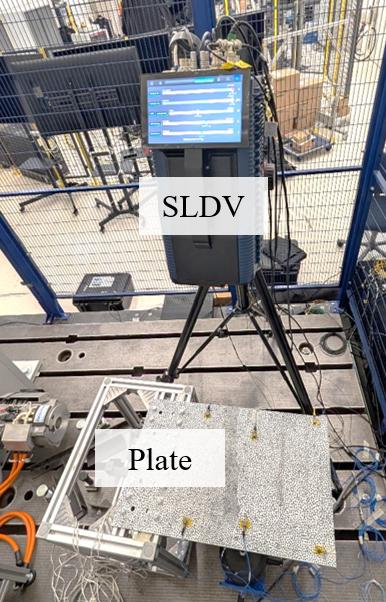 Versuchsaufbau von der Seite: Shaker mit Kraftsensor unter der eingespannten Platte.