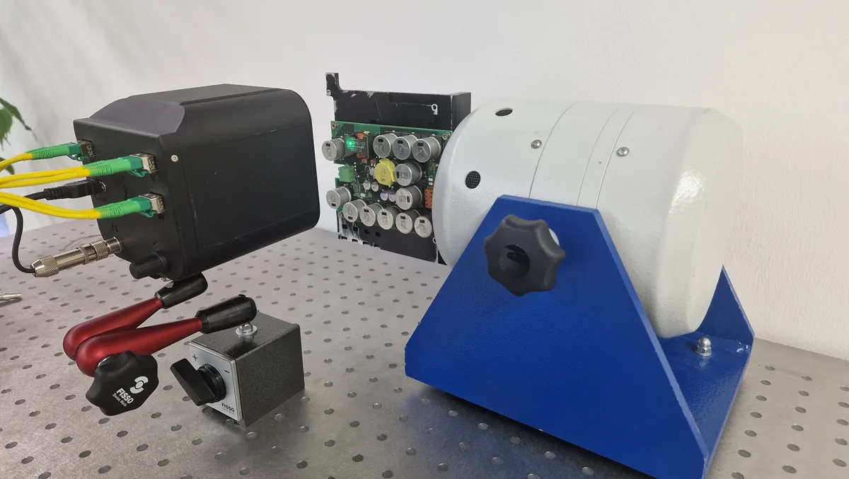 加振器上のECUを対象とした3Dレーザ振動計測の試験セットアップ。