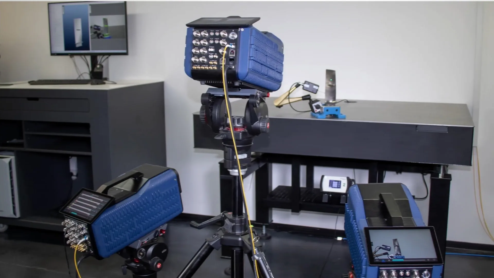 Drei Optomet SMART Scan+ Laser-Vibrometer messen eine eingespannte Turbinenschaufel aus unterschiedlichen Winkeln.