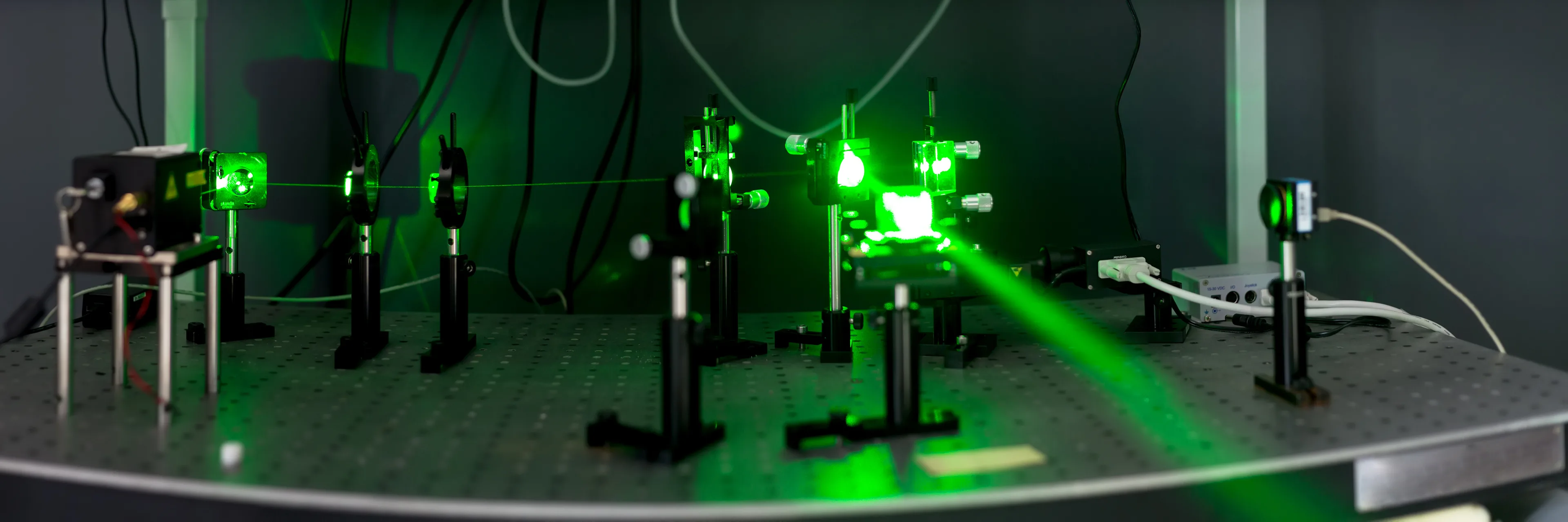 Montaje experimental óptico con un interferómetro láser.