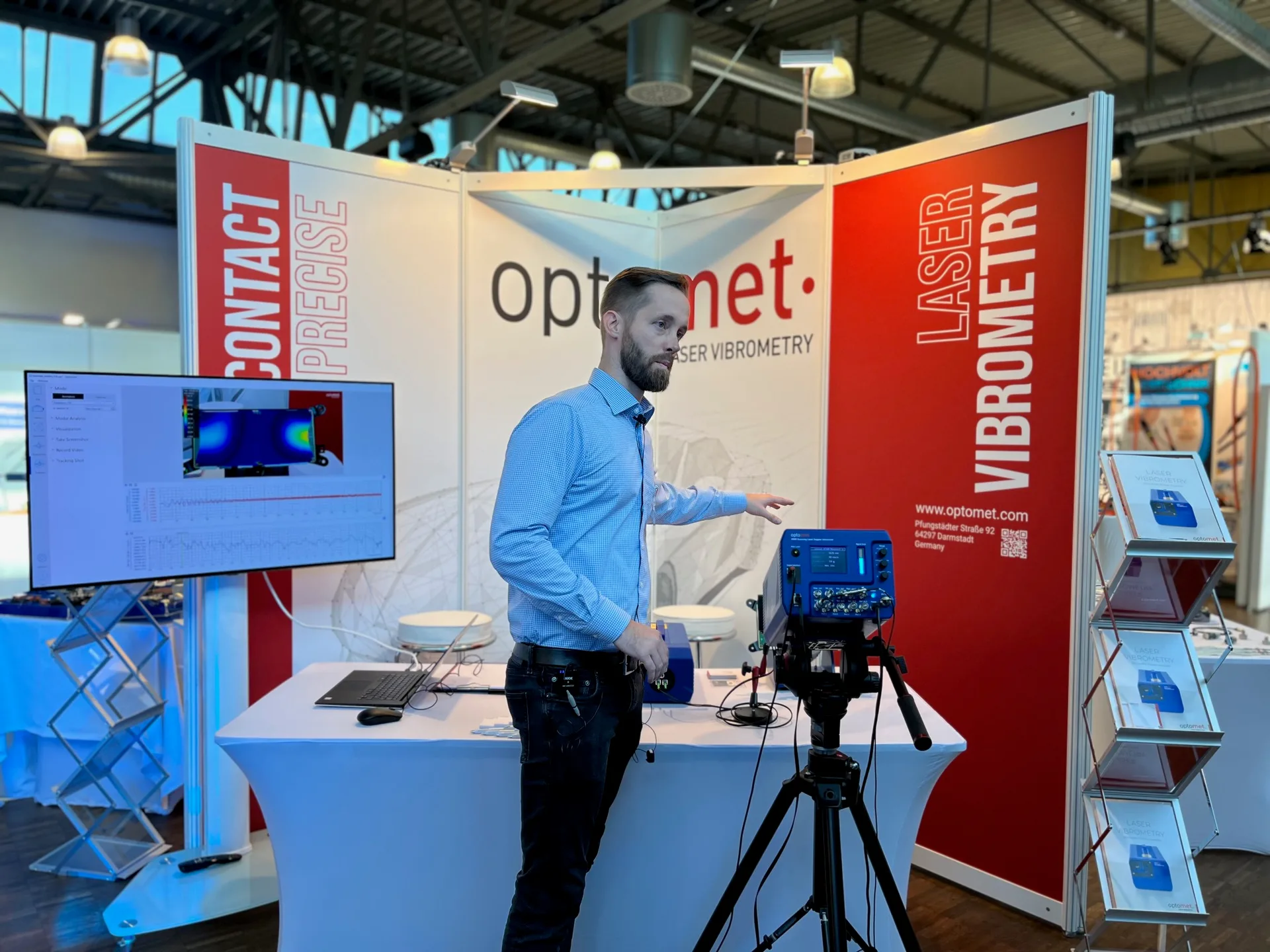 Демонстрация лазерной виброметрии Optomet на выставочном стенде.