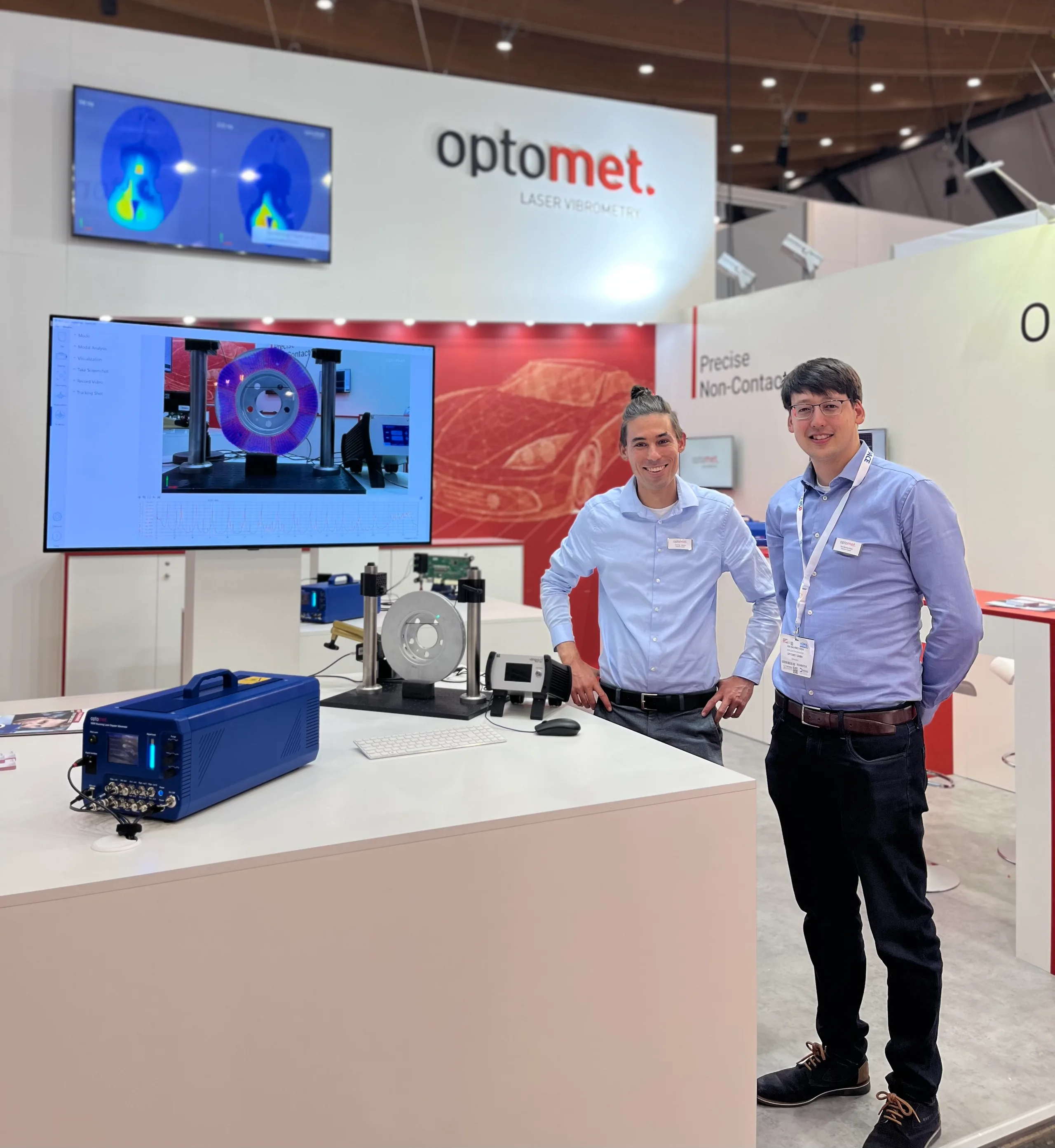 Члены команды Optomet на выставочном стенде.