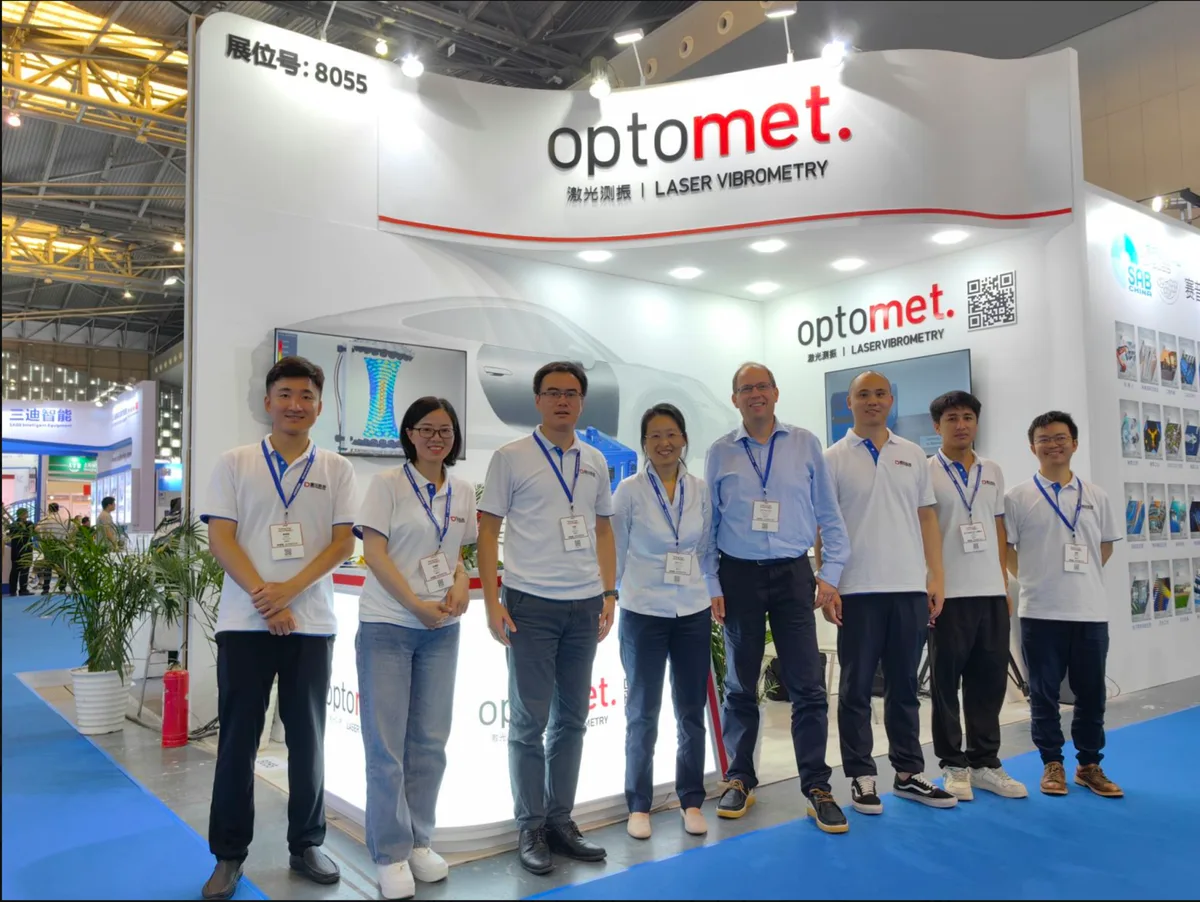 Команда Optomet у выставочного стенда.