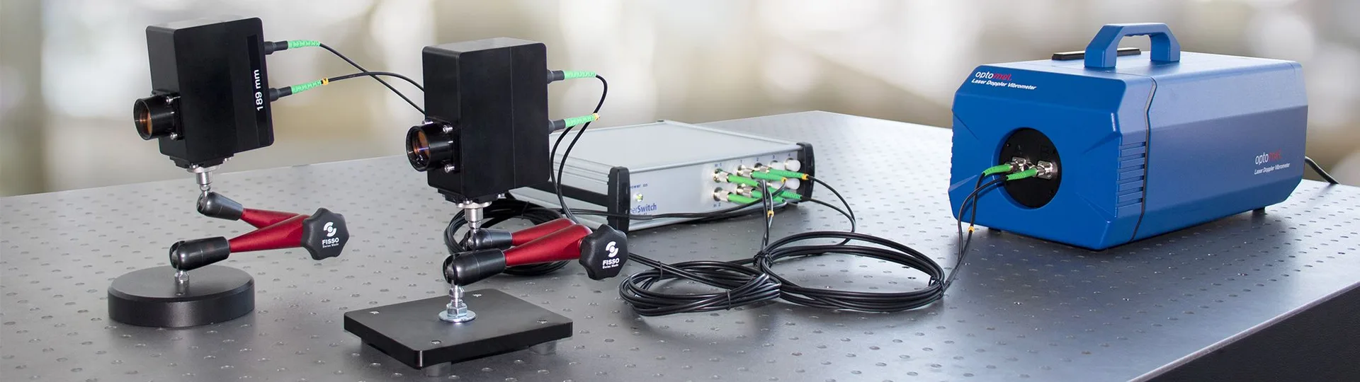 Montage de mesure avec vibromètre laser à fibre, plusieurs têtes de mesure et accessoires.