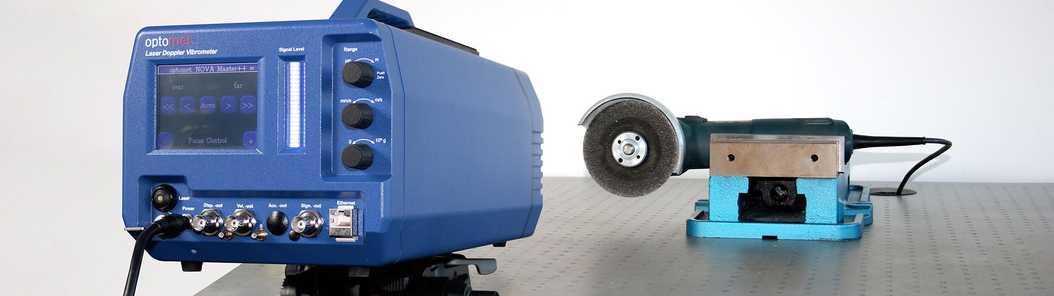 Vibrómetro láser Optomet NOVA en un montaje para la medición de vibraciones.